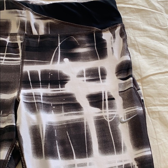 NIKE Dri Fit Leggings in Black & White Print Capri - Picture 2 of 5